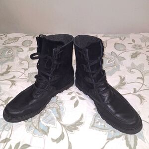 A pair of Sorel men's black leather and suede boots in a size 13.